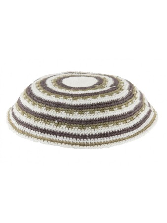 Kippa tricotée DMC blanche avec des motifs verts et violets... | Kippa tricotée