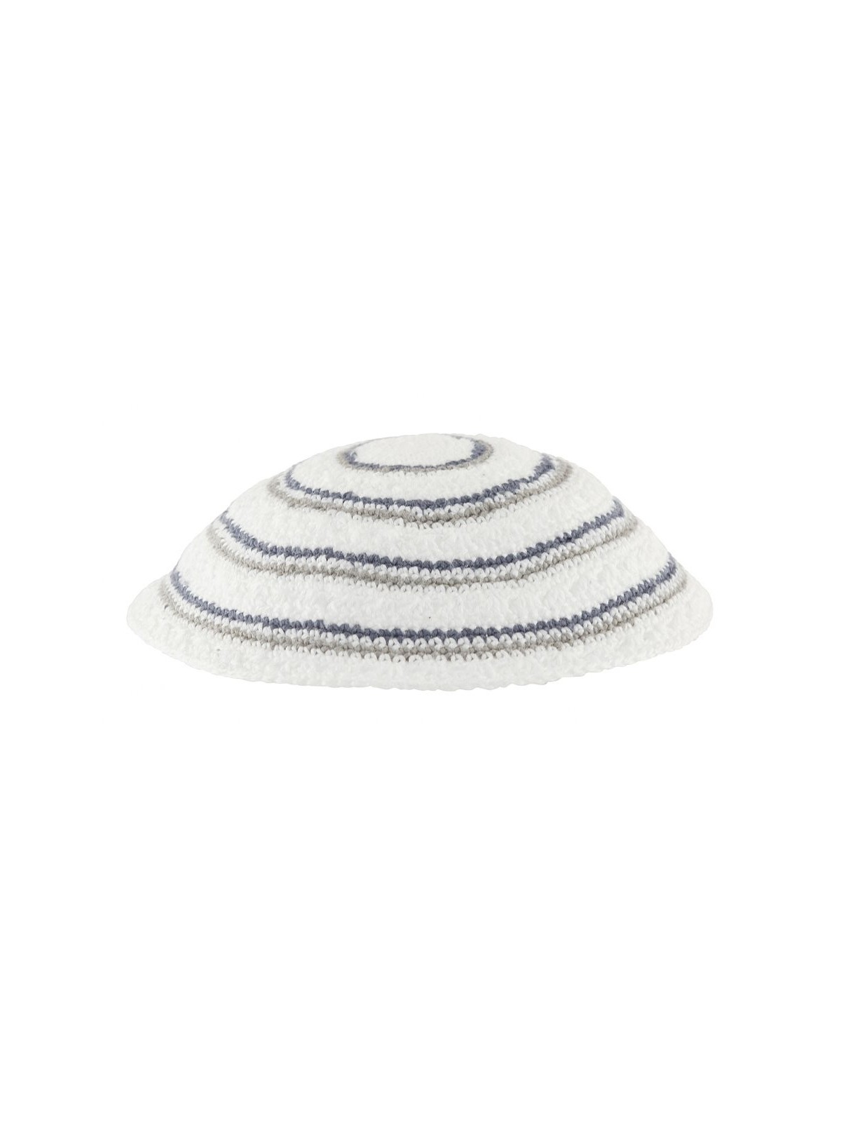 Kippa tricotée DMC blanche avec des détails gris et bleus étroits... | Kippa tricotée