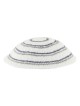 Kippa tricotée DMC blanche avec des détails gris et bleus étroits... | Kippa tricotée