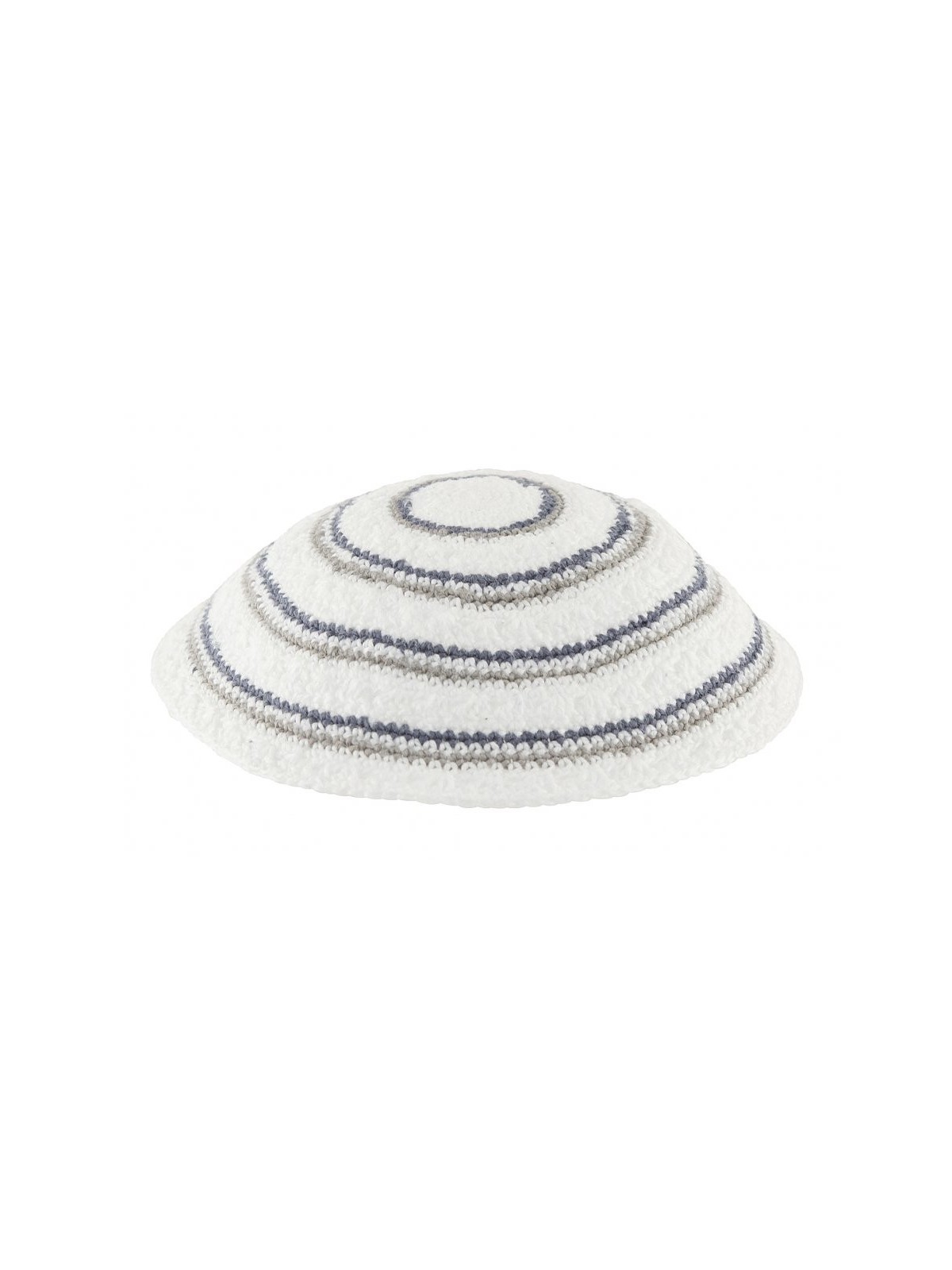 Kippa tricotée DMC blanche avec des détails gris et bleus étroits... | Kippa tricotée