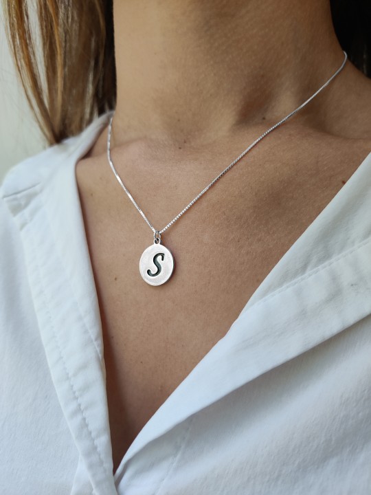 Pendentif émaillé initial arrondi moderne, collier de nom en argent sterling