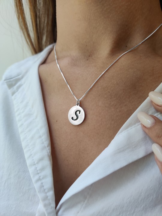 Pendentif émaillé initial arrondi moderne, collier de nom en argent sterling