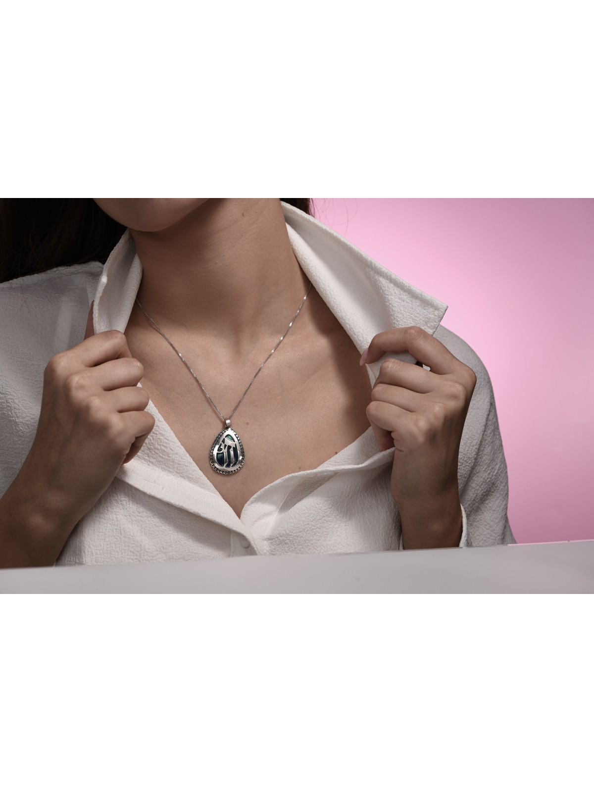 Grand pendentif Chai en argent et émail en forme de goutte, esprit juif en filigrane J
