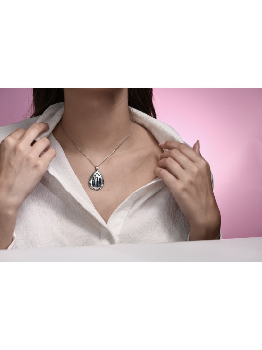 Grand pendentif Chai en argent et émail en forme de goutte, esprit juif en filigrane J