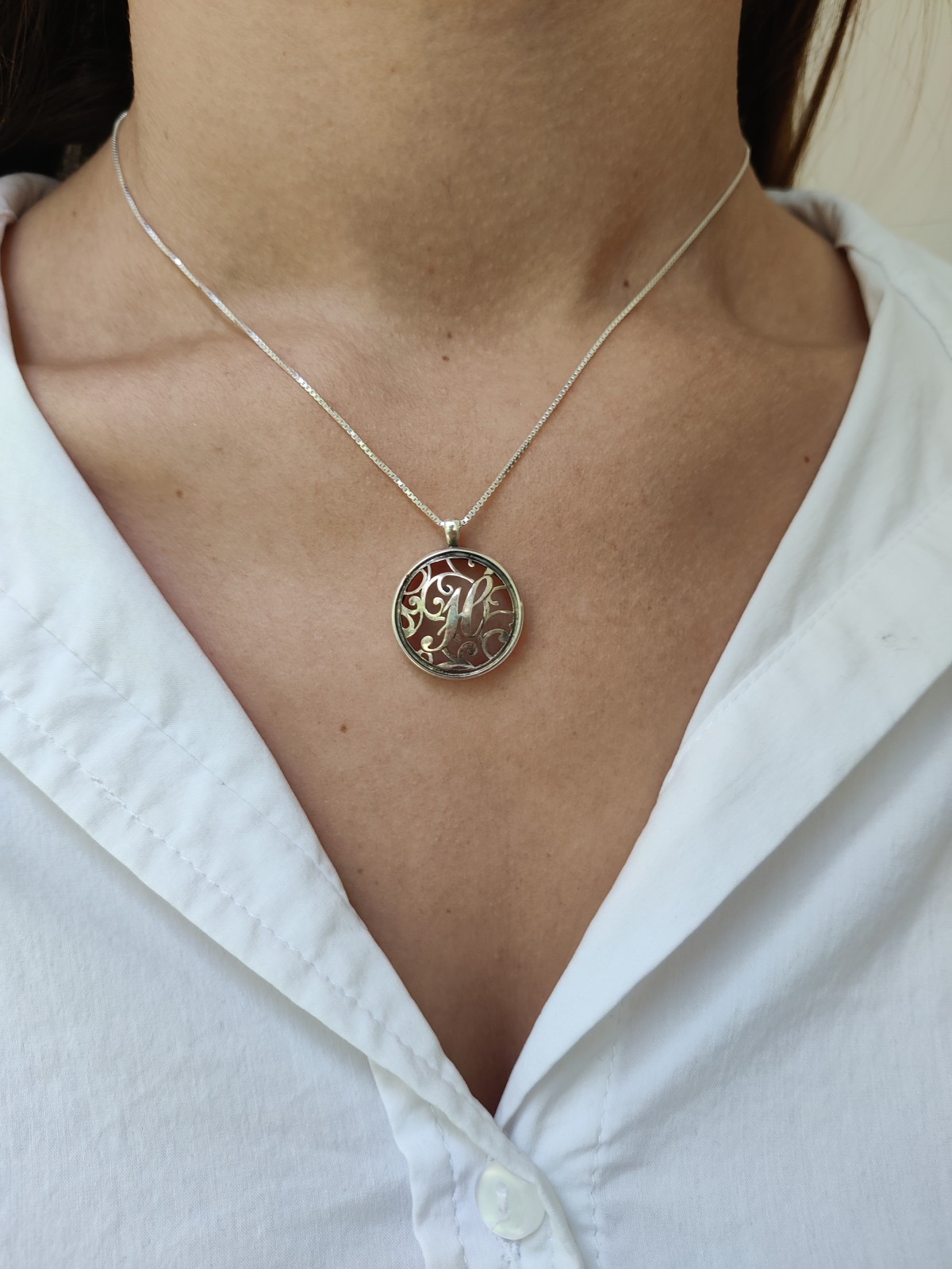 Pendentif en or contemporain initial creux, cadeaux Tu B'Av, Jud israélien