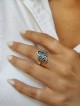 Une bague de lettre de nom en or coloré en émail épais, cadeaux Tu B'Av, israélien