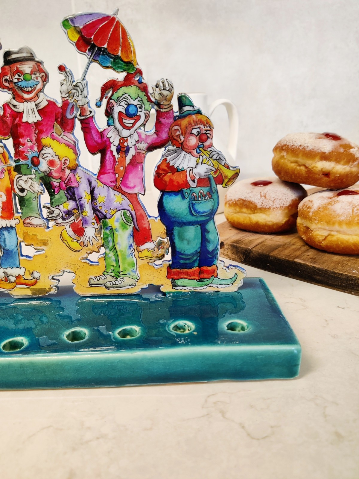 Clowns de cirque multicolores Hanukiah en céramique, Hanukkah coloré