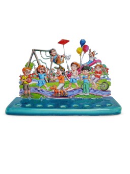 Menorah joyeuse et colorée de Hanoukka avec des enfants qui jouent, Hanoukka colorée
