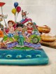 Menorah joyeuse et colorée de Hanoukka avec des enfants qui jouent, Hanoukka colorée