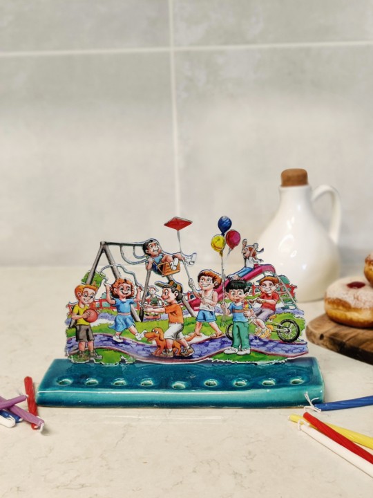 Menorah joyeuse et colorée de Hanoukka avec des enfants qui jouent, Hanoukka colorée