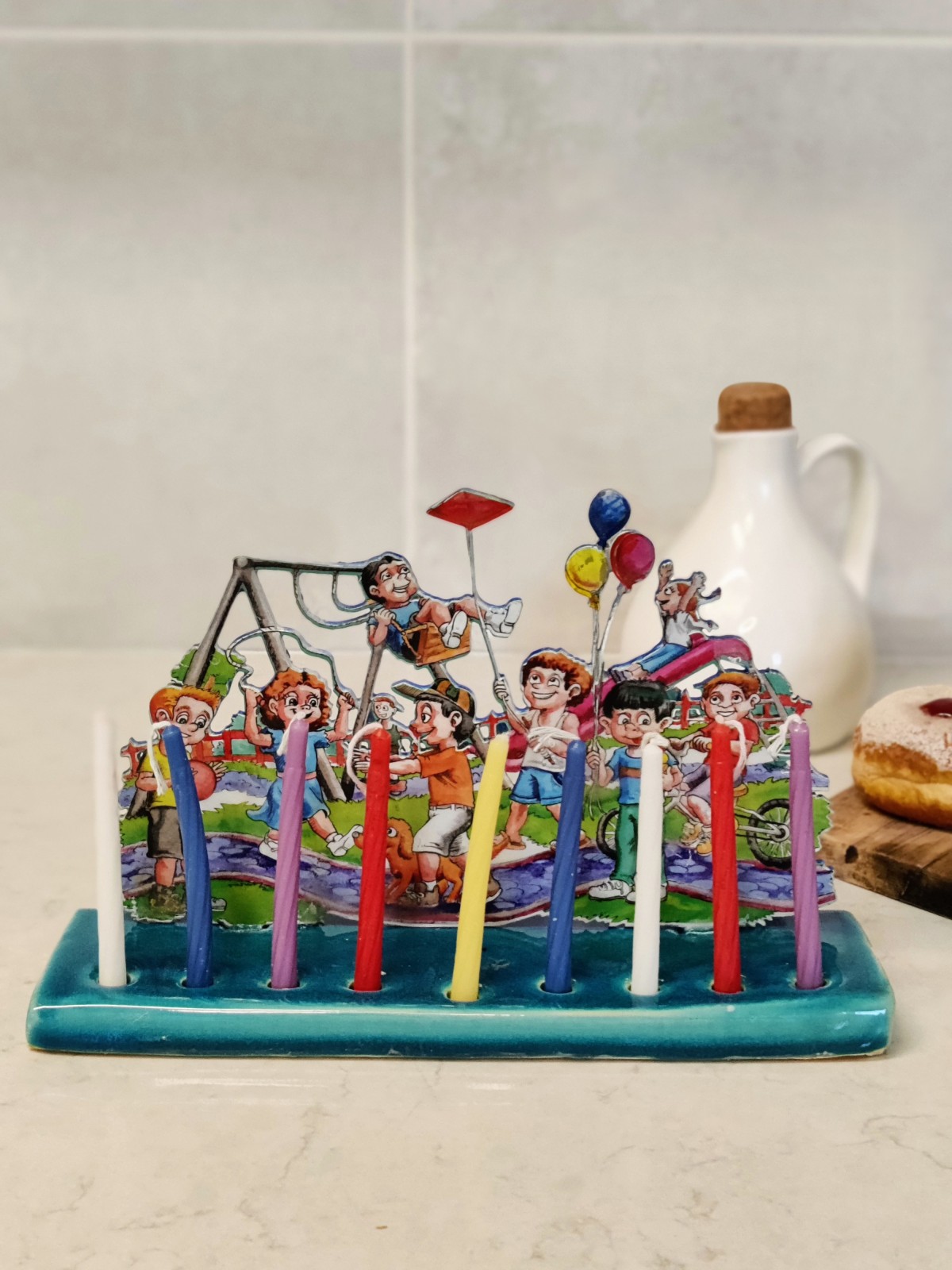 Menorah joyeuse et colorée de Hanoukka avec des enfants qui jouent, Hanoukka colorée