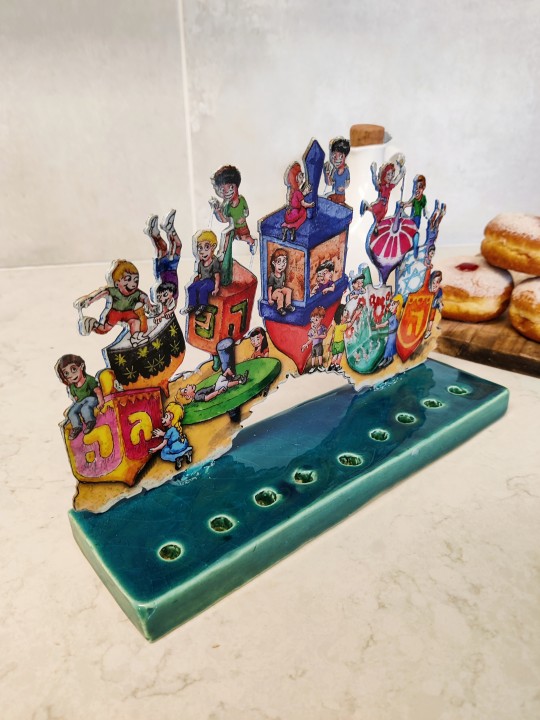Forme de Menorah debout cool avec des Dreidels et des enfants, Hanukkah colorée