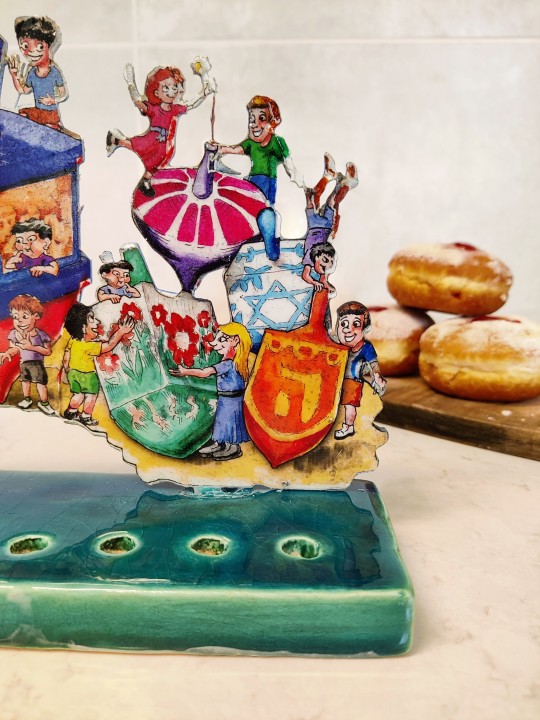 Forme de Menorah debout cool avec des Dreidels et des enfants, Hanukkah colorée