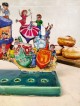 Forme de Menorah debout cool avec des Dreidels et des enfants, Hanukkah colorée
