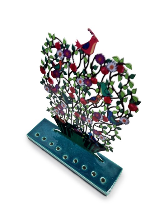 Menorah en métal peint multicolore avec des fleurs et Hanukkah colorée