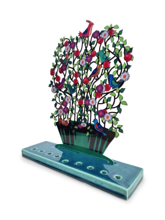 Menorah en métal peint multicolore avec des fleurs et Hanukkah colorée