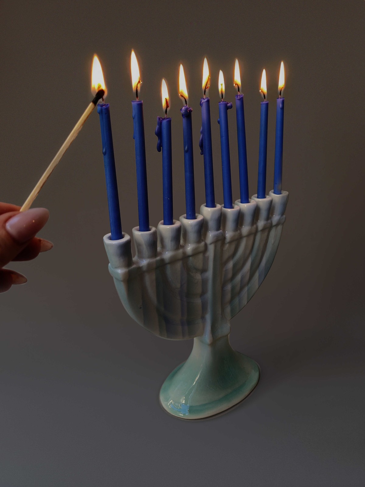 Menorah de Hanoukka en céramique bleue de conception traditionnelle, hommes modernes de Hanoukka