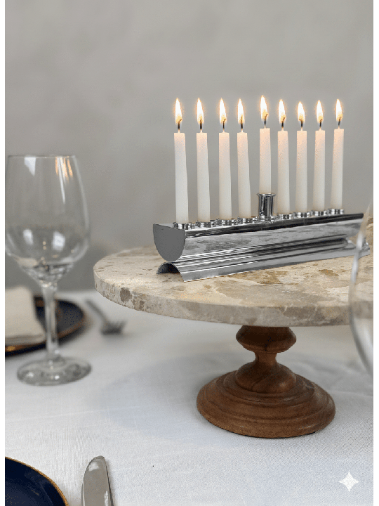 Menorah ronde et plate plaquée argent de créateur - Made i, Hanukkah moderne M