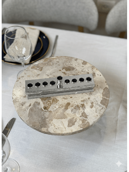 Menorah ronde et plate plaquée argent de créateur - Made i, Hanukkah moderne M