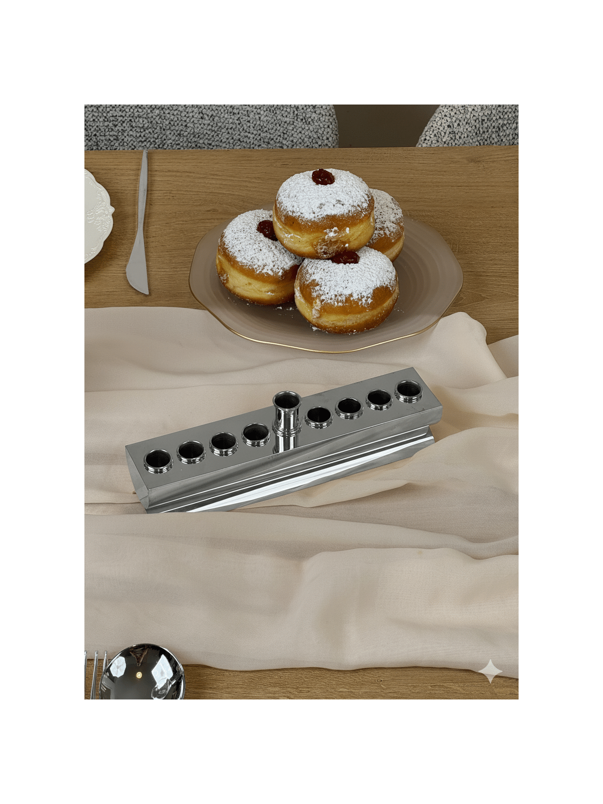 Menorah ronde et plate plaquée argent de créateur - Made i, Hanukkah moderne M