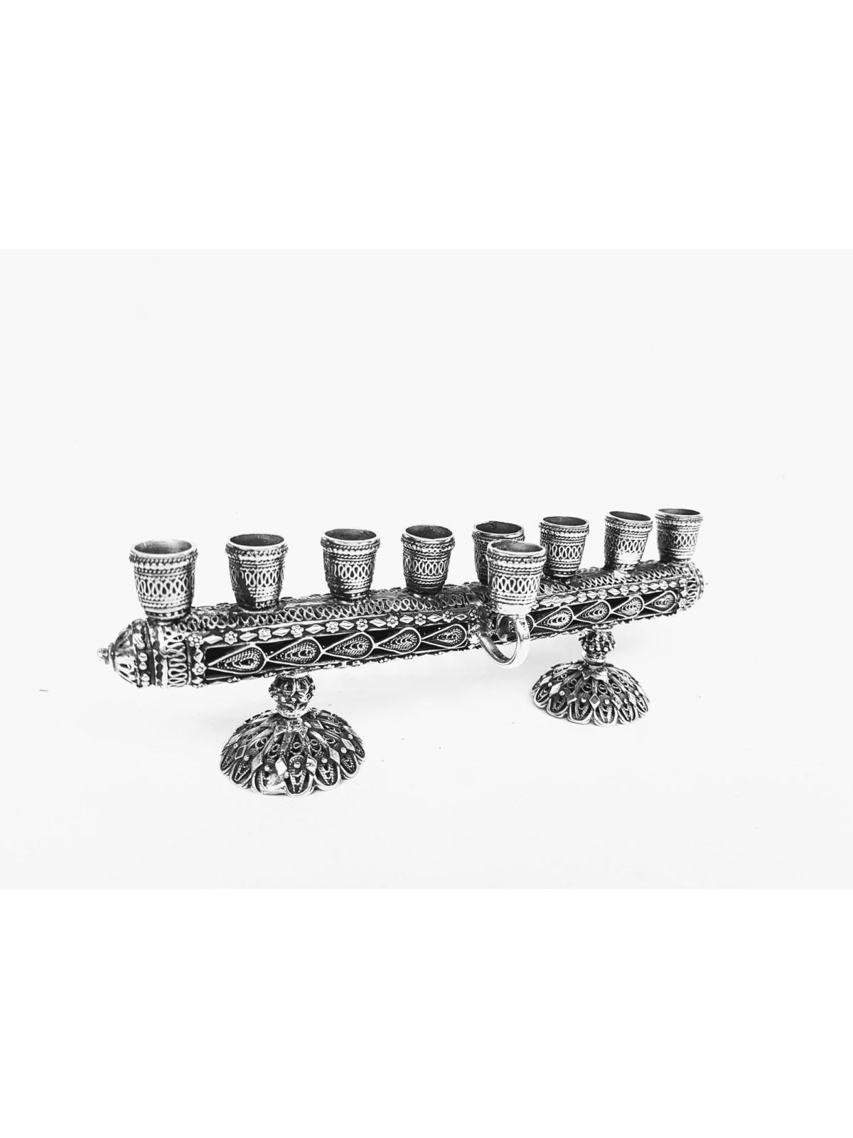 Hanukkiah en filigrane traditionnel avec bougie de Shabbat, cadeaux de Pâque,