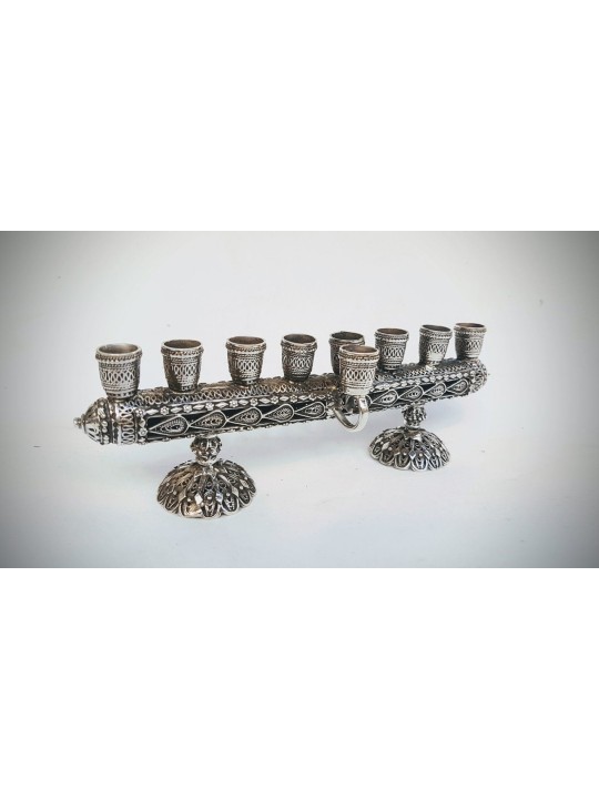 Hanukkiah en filigrane traditionnel avec bougie de Shabbat, cadeaux de Pâque,