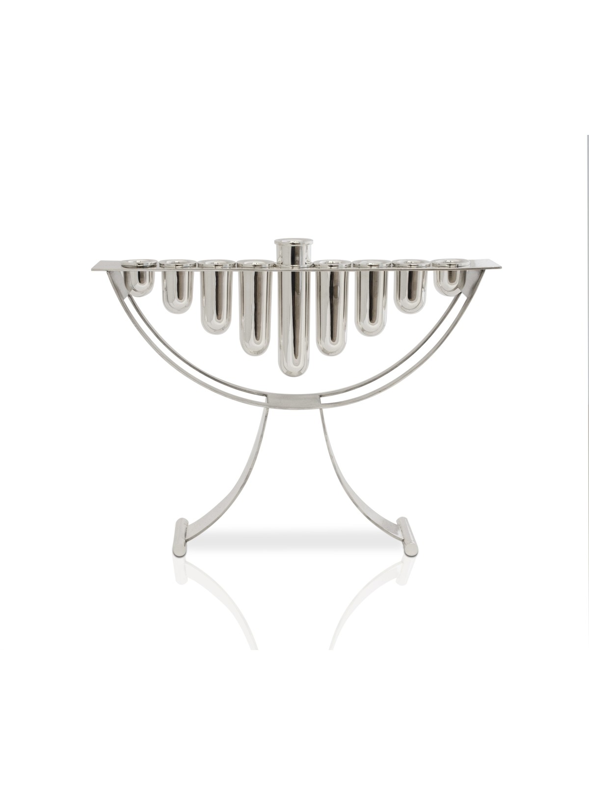 Menorah moderne en argent dans un style contemporain, menorahs modernes de Hanoukka