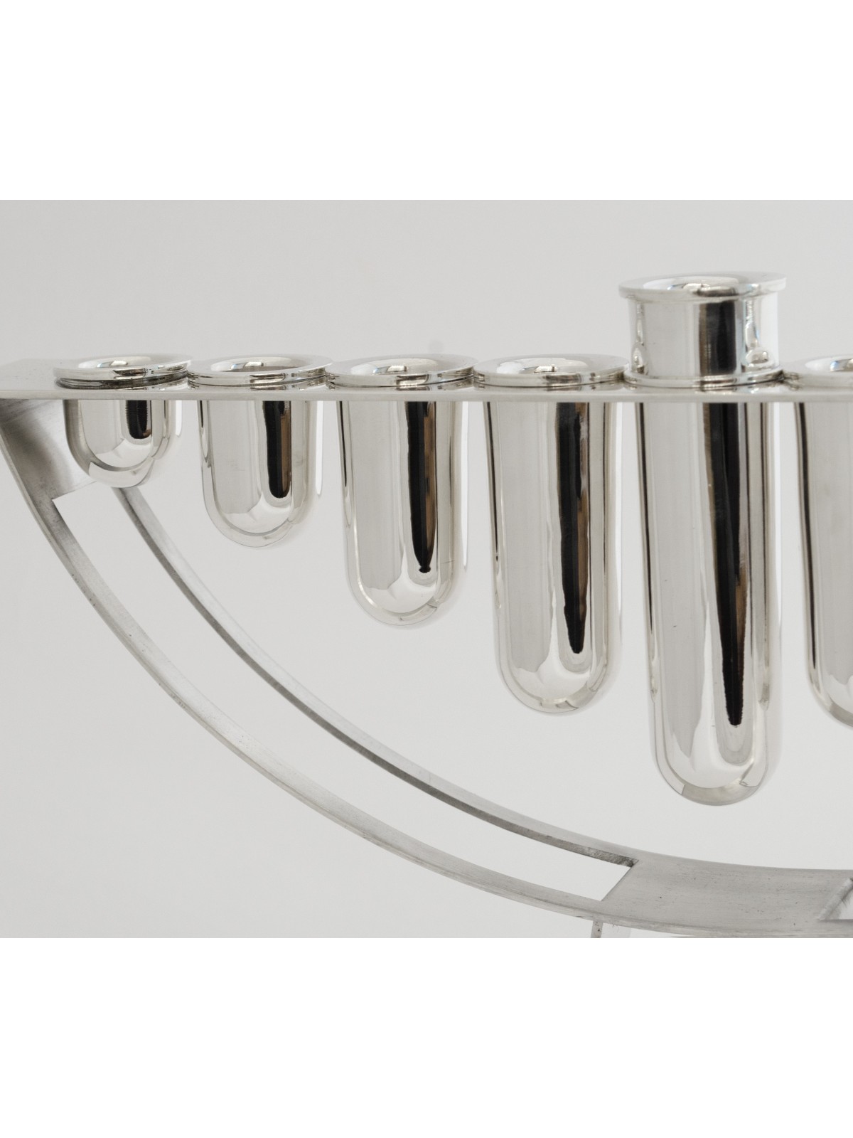 Menorah moderne en argent dans un style contemporain, menorahs modernes de Hanoukka