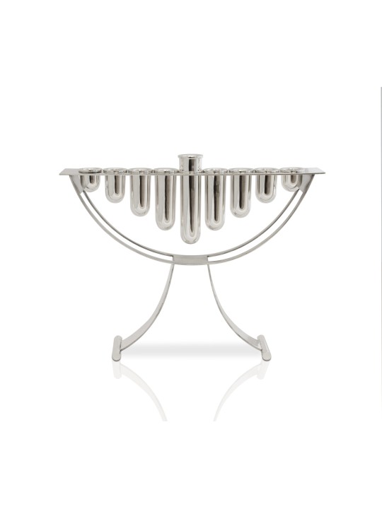 Menorah moderne en argent dans un style contemporain, menorahs modernes de Hanoukka