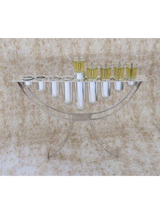 Menorah moderne en argent dans un style contemporain, menorahs modernes de Hanoukka