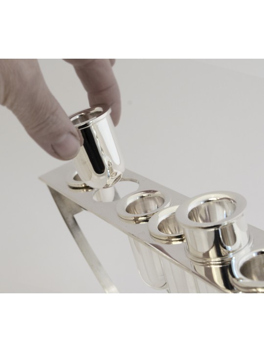 Menorah moderne en argent dans un style contemporain, menorahs modernes de Hanoukka