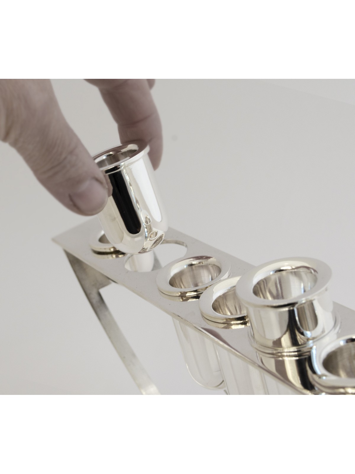 Menorah moderne en argent dans un style contemporain, menorahs modernes de Hanoukka