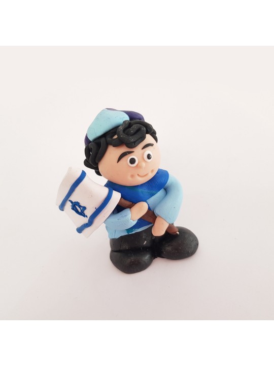 Jeune garçon en pâte polymère avec le drapeau israélien, Cadeaux Tu B'Av, Israélien