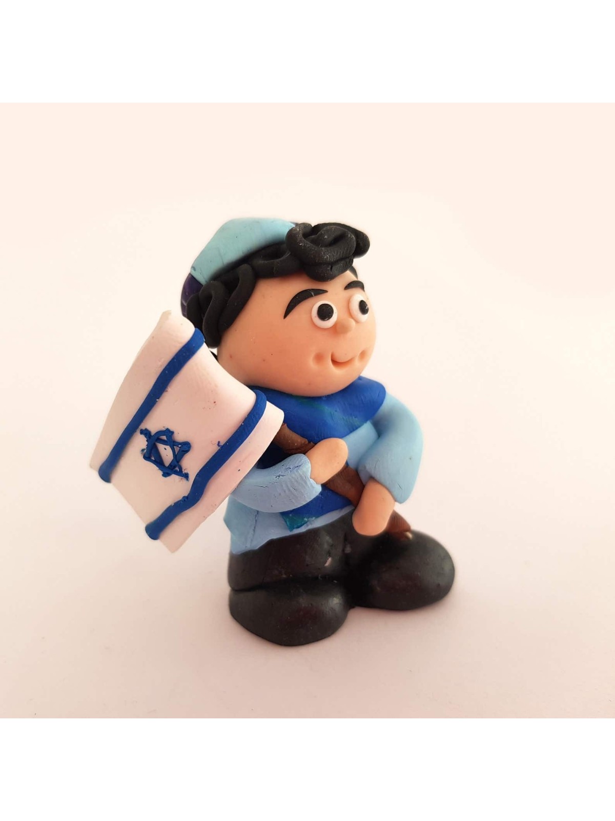 Jeune garçon en pâte polymère avec le drapeau israélien, Cadeaux Tu B'Av, Israélien