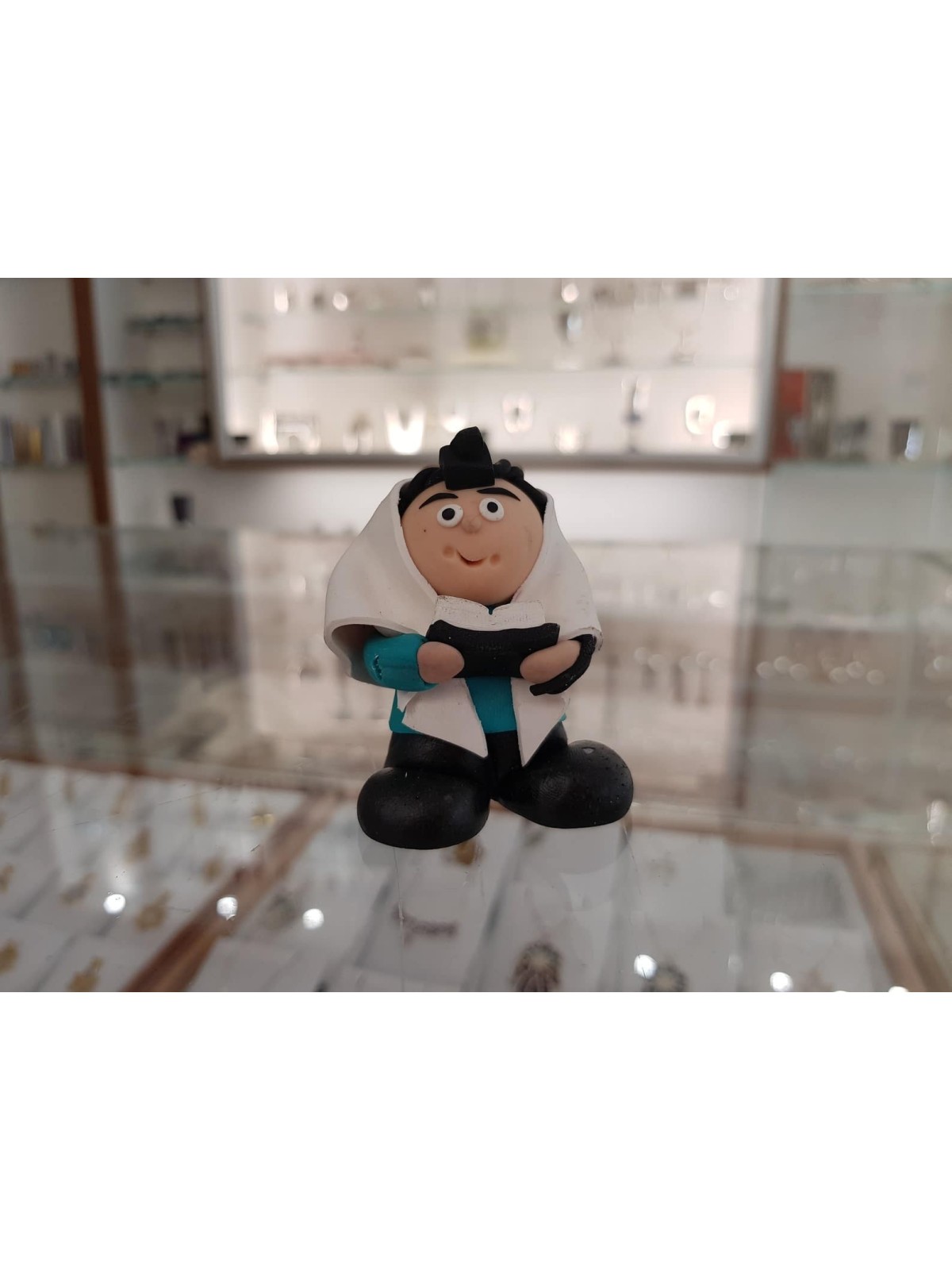 Jeune garçon juif avec poupée tefiline, cadeaux Tu B'Av, Judaica israélienne