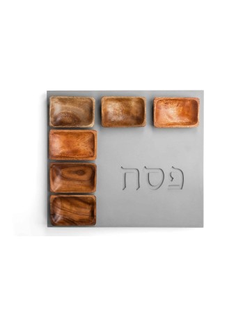 צלחת סדר מינימליסטית עשויה בטון מלא עם מתנות לפסח ,