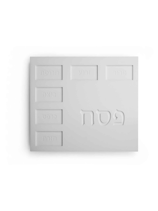 צלחת סדר מינימליסטית עשויה בטון מלא עם מתנות לפסח ,