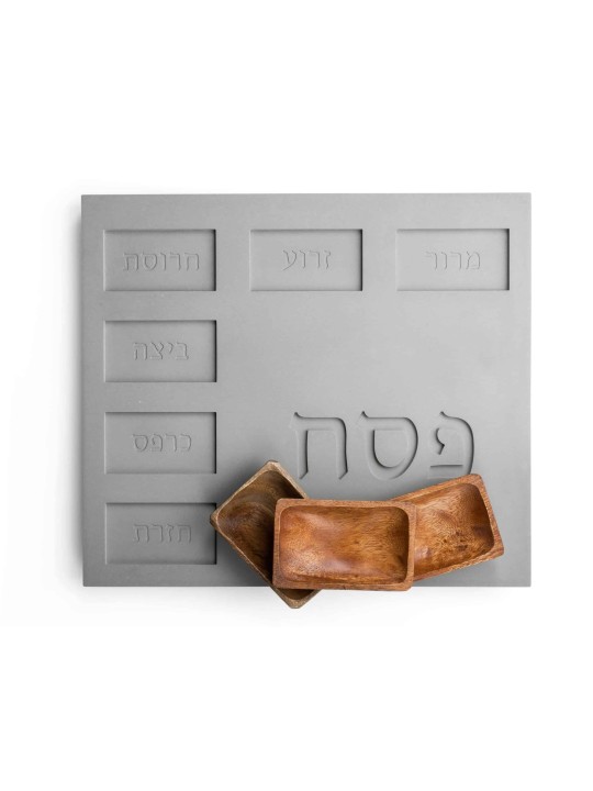 צלחת סדר מינימליסטית עשויה בטון מלא עם מתנות לפסח ,