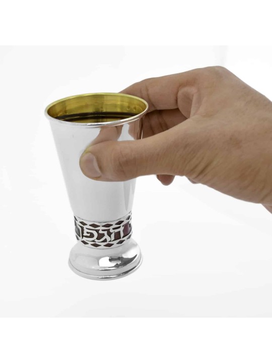 Coupe brillante argentée avec bénédiction de fond coloré, Kiddush Cu moderne