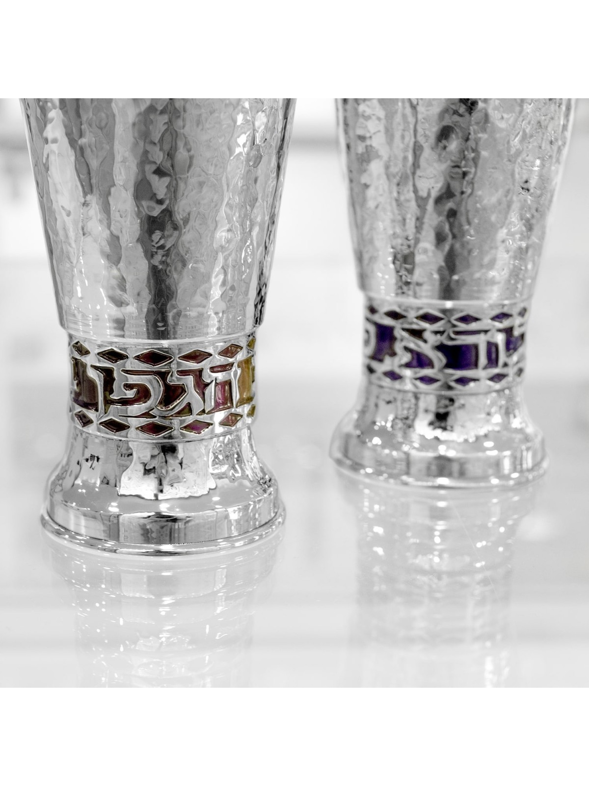 Coupe de Kiddouche martelée avec bénédiction sur Bac coloré, Kiddush Cu moderne