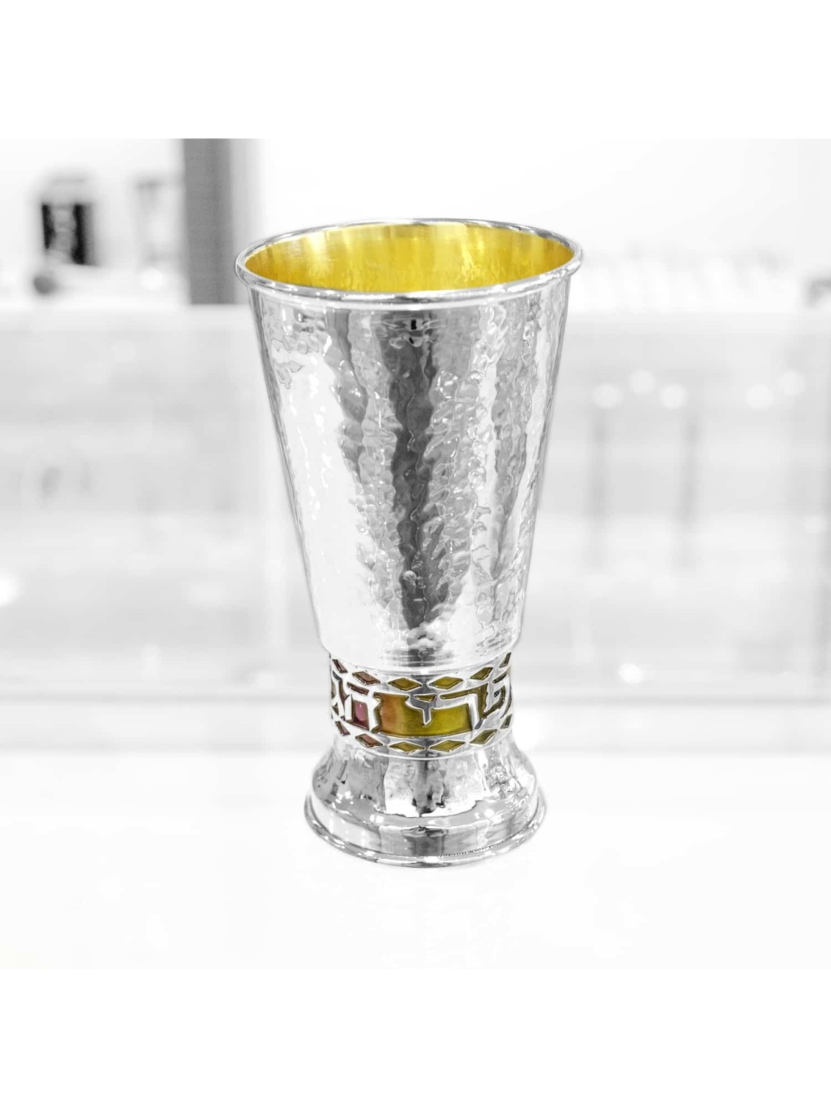 Coupe de Kiddouche martelée avec bénédiction sur Bac coloré, Kiddush Cu moderne
