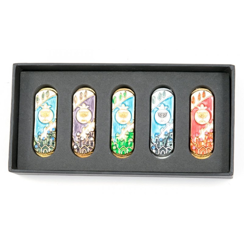 Ensemble de cinq mezouzas de voiture dans une boîte cadeau Jérusalem et moi... | Mézouza de voiture