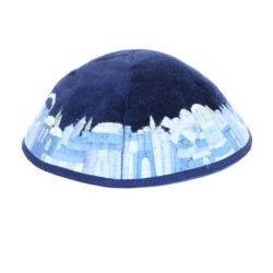 Kippa en velours bleu brodée Yair Emanuel... | Kippot et chapeaux par Emanuel