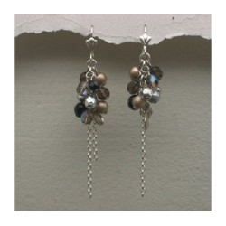 Boucles d'oreilles élégantes en grappe gris argenté par... | Boucles d'oreilles par Edita Jewelry