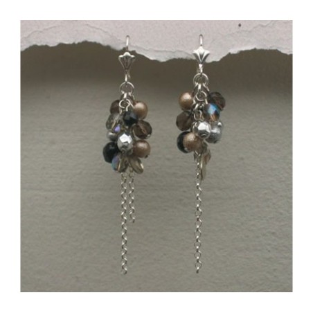 Boucles d'oreilles élégantes en grappe gris argenté par... | Boucles d'oreilles par Edita Jewelry