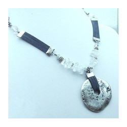 Collier en étain accrocheur | Colliers par Edita Jewelry